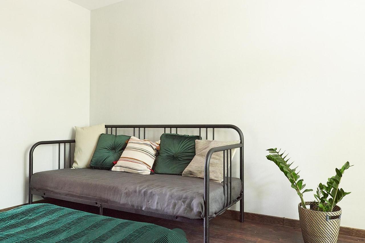 Greenhouse Apartment *
